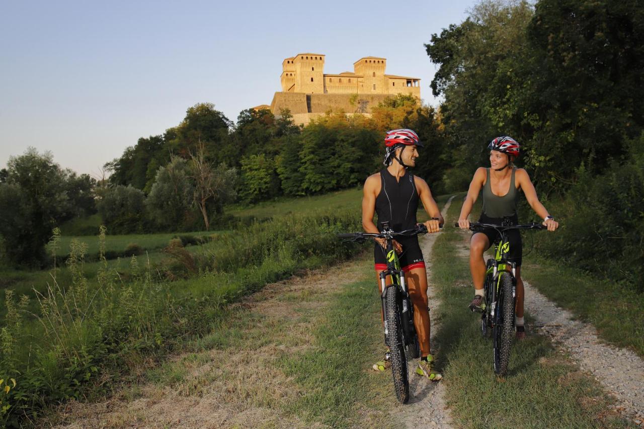 La Locanda Del Borgo Torrechiara Екстериор снимка