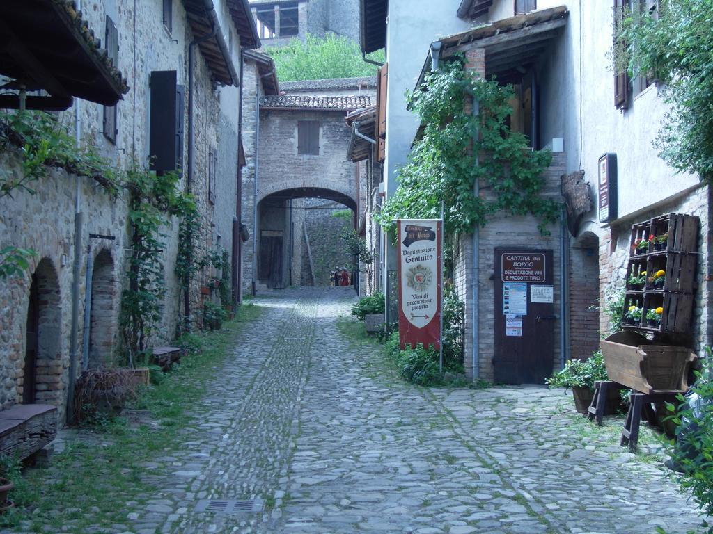 La Locanda Del Borgo Torrechiara Екстериор снимка