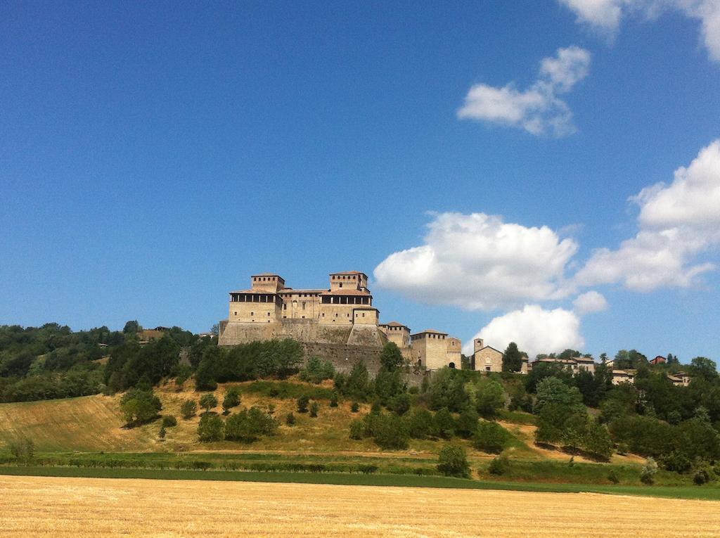 La Locanda Del Borgo Torrechiara Екстериор снимка